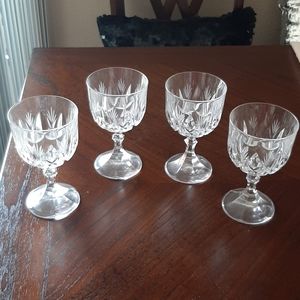 Set of 4 wine glasses